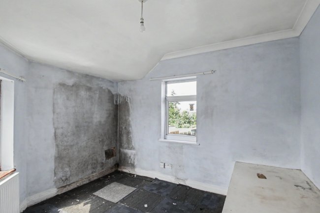 22 Edmund Road, Rainham, Essex, RM13 8LX 5