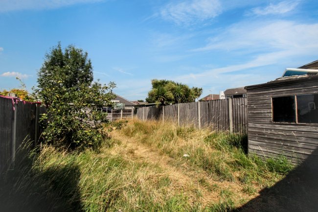 22 Edmund Road, Rainham, Essex, RM13 8LX 5