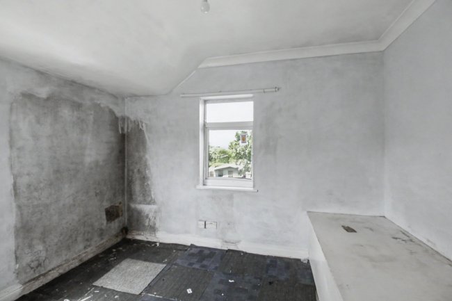 22 Edmund Road, Rainham, Essex, RM13 8LX 5