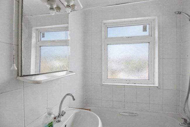 22 Edmund Road, Rainham, Essex, RM13 8LX 5