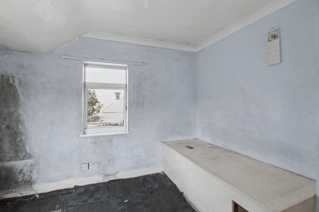 22 Edmund Road, Rainham, Essex, RM13 8LX 5