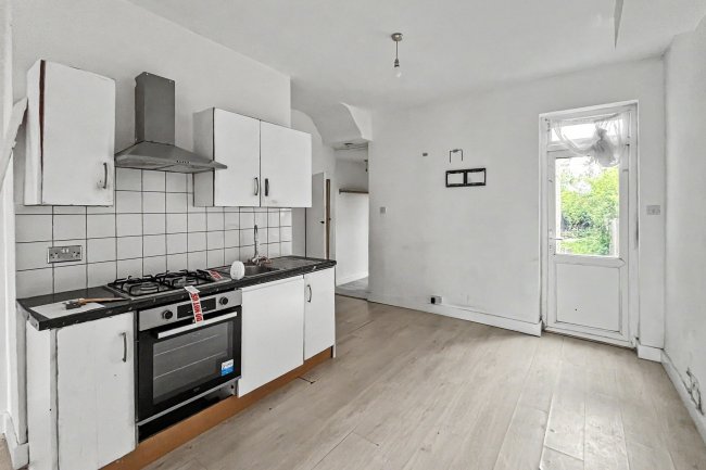 Flat 1, 27 Stretton Road, Croydon, Surrey, CR0 6EQ 3