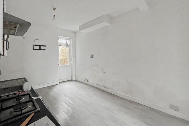Flat 1, 27 Stretton Road, Croydon, Surrey, CR0 6EQ 3