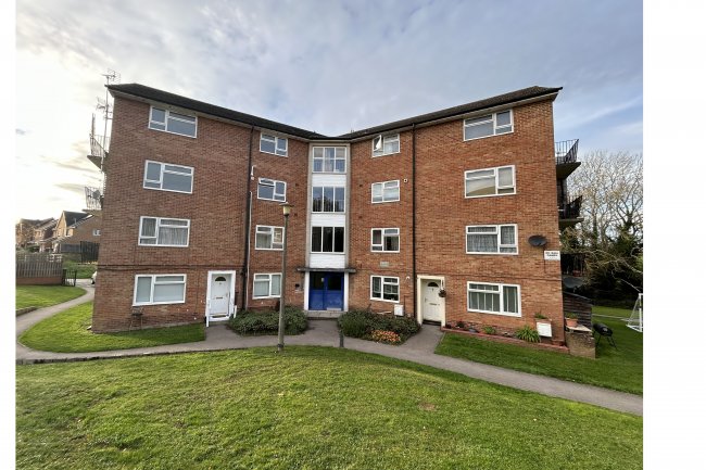 43 Hunters Hill, Burghfield Common, Reading RG7 3HL 8