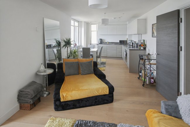 Unit 18, Orion, 9 The Boardwalk, Brighton Marina Village BN2 5ZD 3