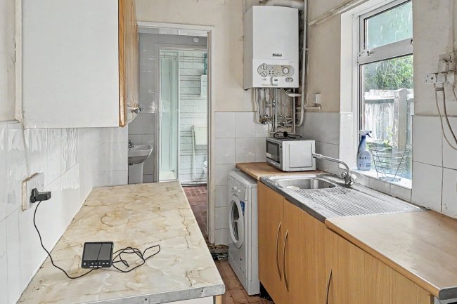 42 Winnie Road, Selly Oak, Birmingham B29 6JX 2