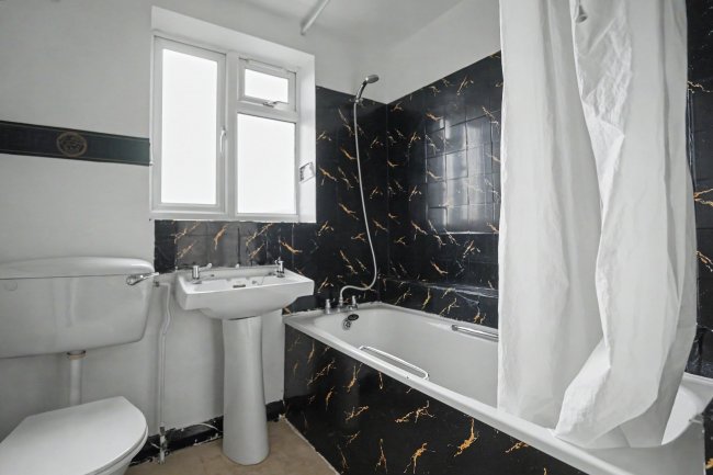 3C Larden Road, Acton, London W3 7ST 9