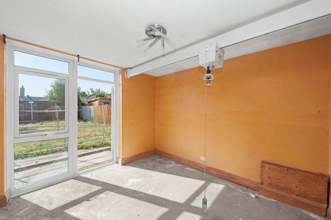 35 Crombie Road, Sidcup, DA15 8AT 3