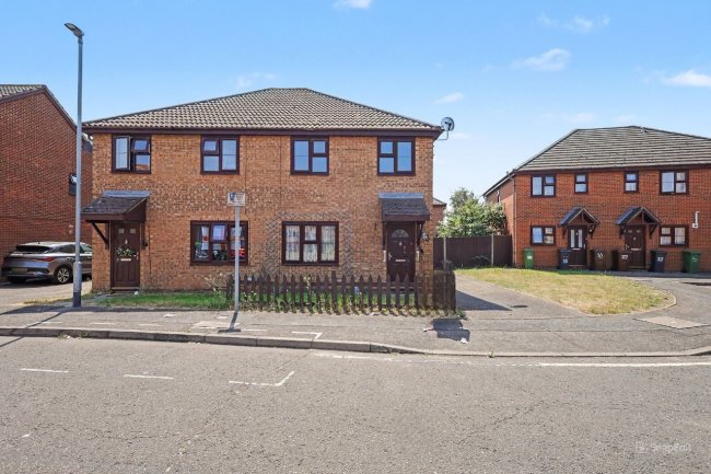 33 Wallers Close, Dagenham, London RM9 6YF 3