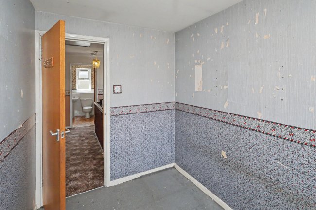 33 Wallers Close, Dagenham, London RM9 6YF 3