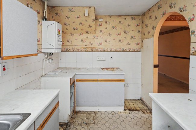 33 Wallers Close, Dagenham, London RM9 6YF 3