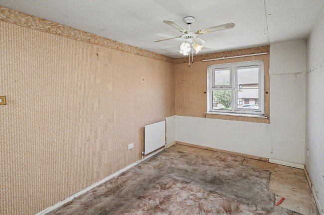 33 Wallers Close, Dagenham, London RM9 6YF 3