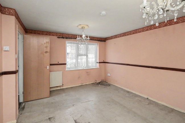 33 Wallers Close, Dagenham, London RM9 6YF 3