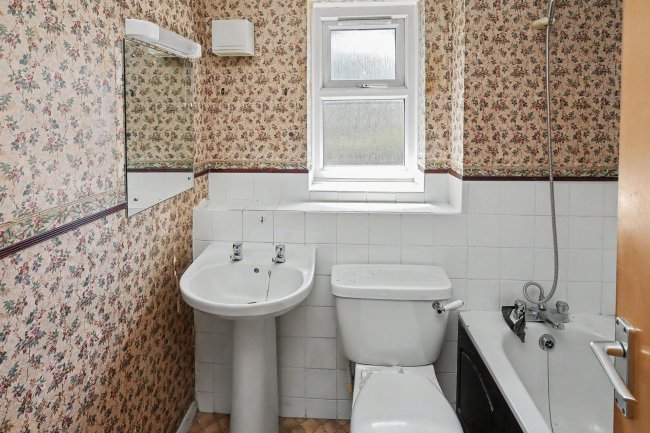 33 Wallers Close, Dagenham, London RM9 6YF 3