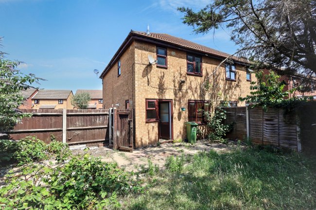 33 Wallers Close, Dagenham, London RM9 6YF 3