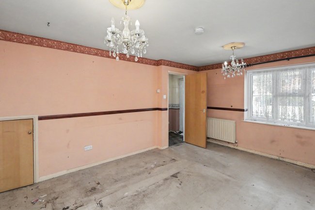 33 Wallers Close, Dagenham, London RM9 6YF 3