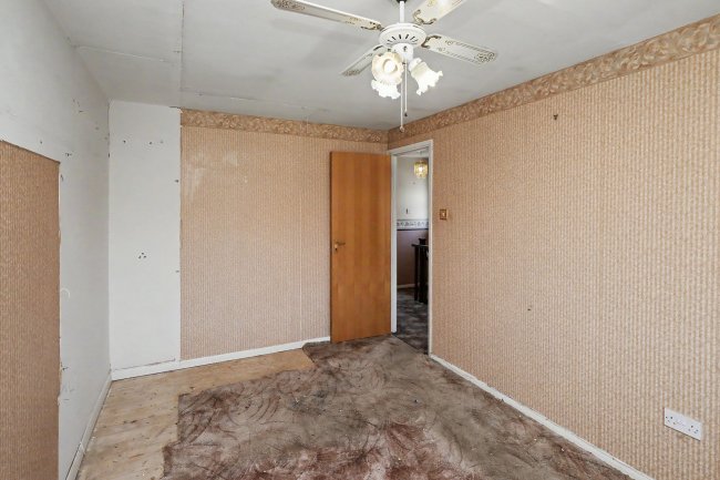 33 Wallers Close, Dagenham, London RM9 6YF 3