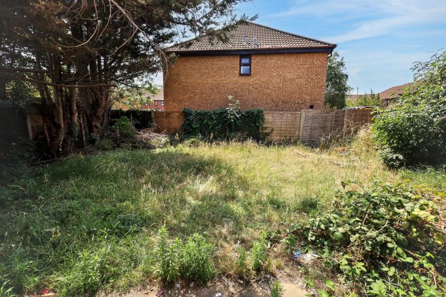 33 Wallers Close, Dagenham, London RM9 6YF 3