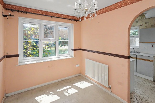 33 Wallers Close, Dagenham, London RM9 6YF 3