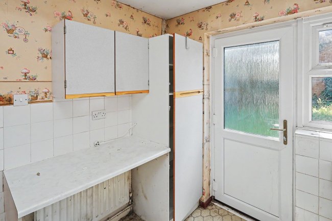33 Wallers Close, Dagenham, London RM9 6YF 3