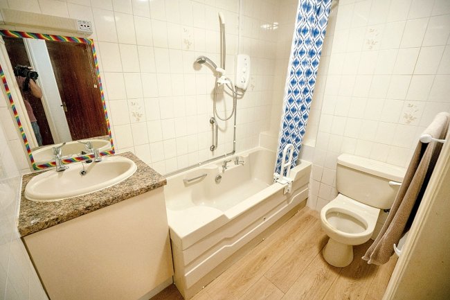 Flat 2 Woodlands, The Spinney, Leeds, LS17 6TQ 7