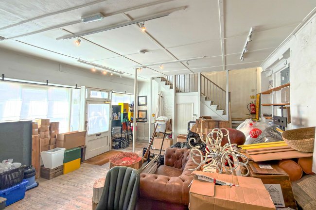 Tutt Antiques, Angel Street, Petworth, GU28 0BQ 4