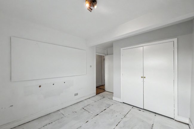 37G St Julians Road, London NW6 7LB 2