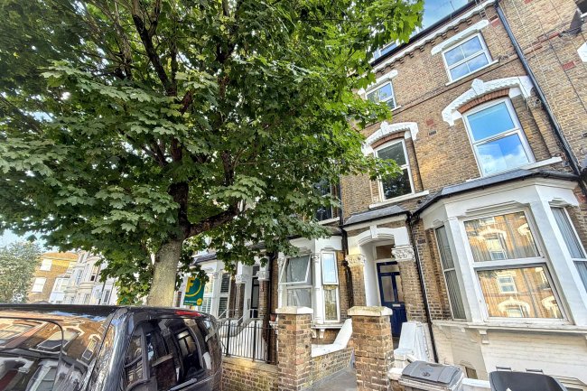 37G St Julians Road, London NW6 7LB 2