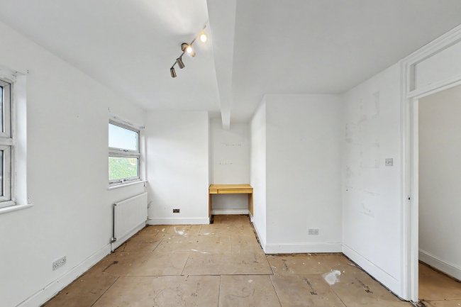 37G St Julians Road, London NW6 7LB 2