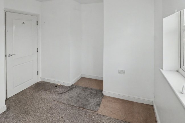 19 Marlington Drive (and parking space), Huddersfield, West Yorkshire, HD2 1GU 1