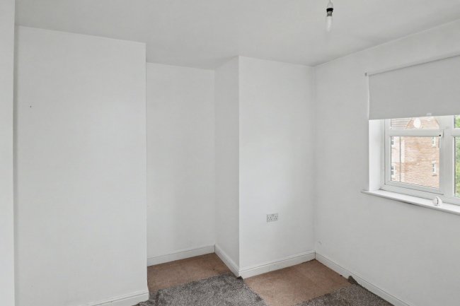 19 Marlington Drive (and parking space), Huddersfield, West Yorkshire, HD2 1GU 1