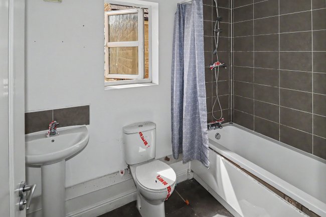 19 Marlington Drive (and parking space), Huddersfield, West Yorkshire, HD2 1GU 1