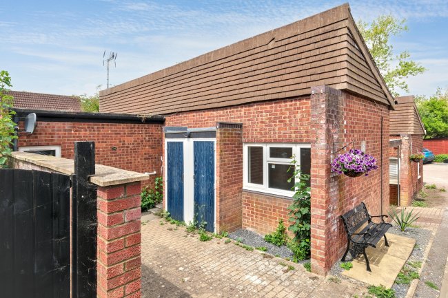39 Arncliffe Drive, Heelands, Milton Keynes, Buckinghamshire, MK13 7LE 5