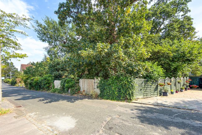 Land on the South Side of Farm Drive, Croydon, CR0 8HX 2