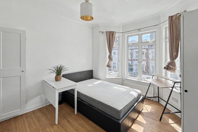 3 Kellino Street, Tooting, London SW17 8SY 8