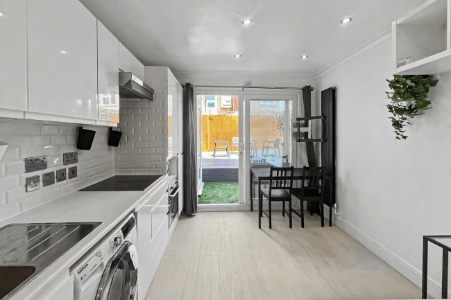 3 Kellino Street, Tooting, London SW17 8SY 8