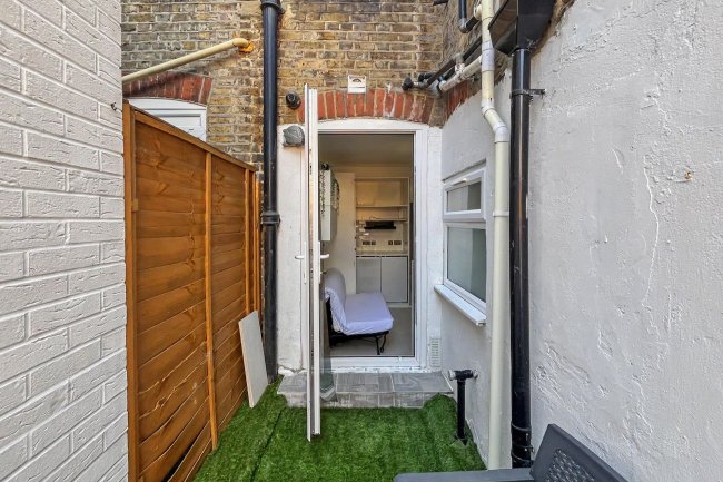 3 Kellino Street, Tooting, London SW17 8SY 8