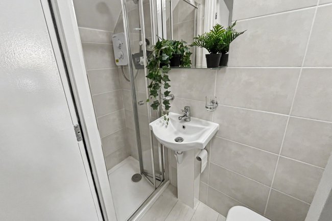3 Kellino Street, Tooting, London SW17 8SY 8