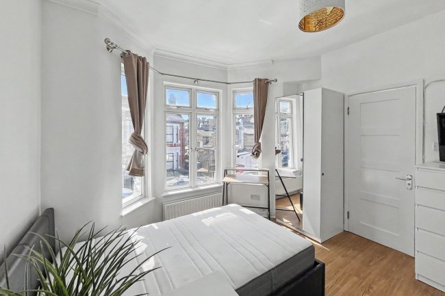 3 Kellino Street, Tooting, London SW17 8SY 8