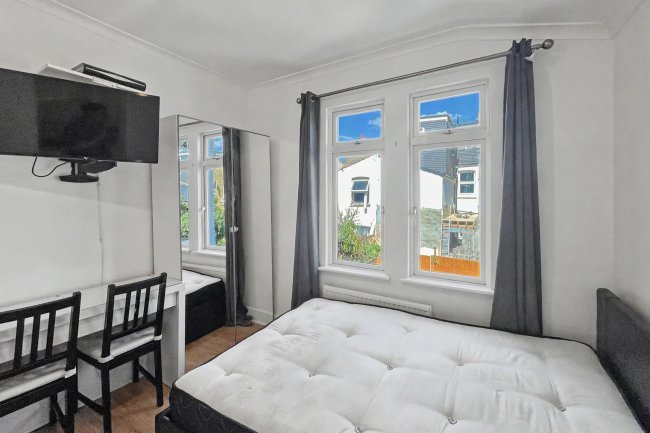 3 Kellino Street, Tooting, London SW17 8SY 8