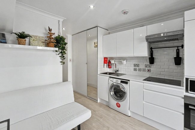 3 Kellino Street, Tooting, London SW17 8SY 8
