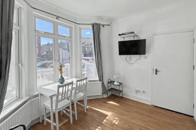 3 Kellino Street, Tooting, London SW17 8SY 8