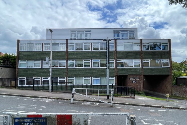 3 Valley Court, 38 Cavendish Avenue, Woodford Green, Essex, IG8 9DB 5