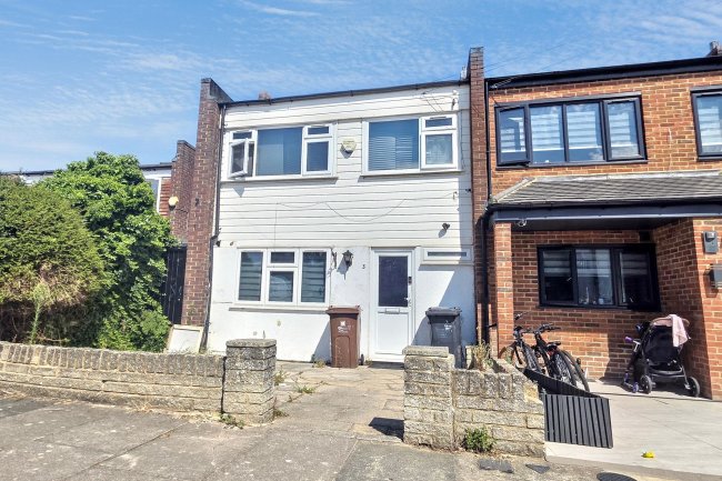 3 Rowan Way, Romford, Essex RM6 5PL 2