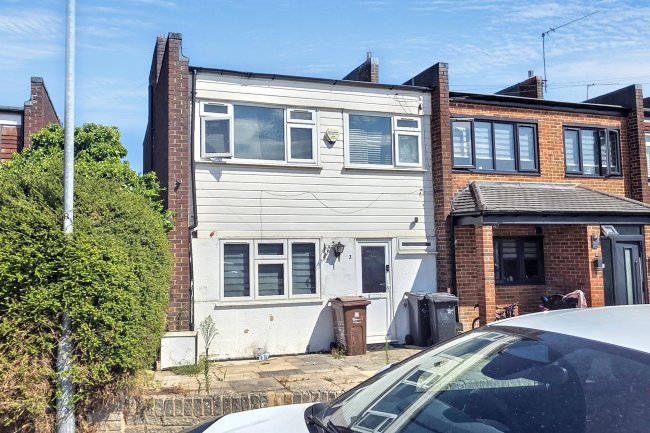 3 Rowan Way, Romford, Essex RM6 5PL 2