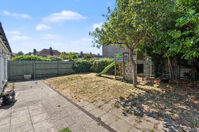 33 Gonville Avenue, Croxley Green, Rickmansworth, Hertfordshire, WD3 3BY 7