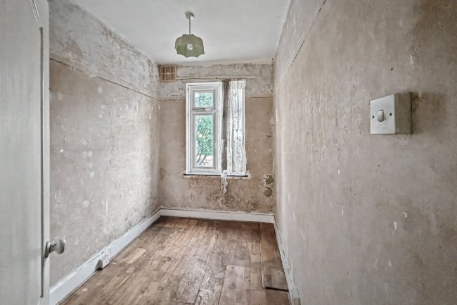 23 Hale End Road, Walthamstow, London E17 4BG 8