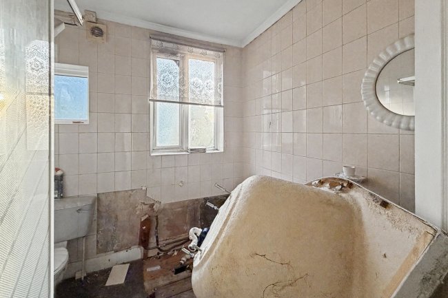 23 Hale End Road, Walthamstow, London E17 4BG 8