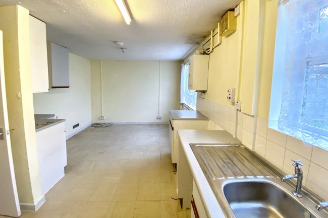 19 Corn Gastons, Malmesbury, Wiltshire, SN16 0DP 15