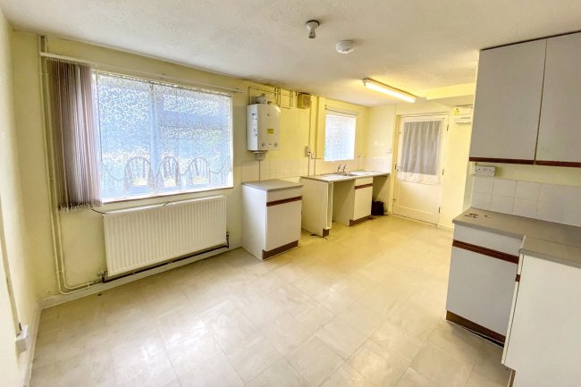19 Corn Gastons, Malmesbury, Wiltshire, SN16 0DP 15